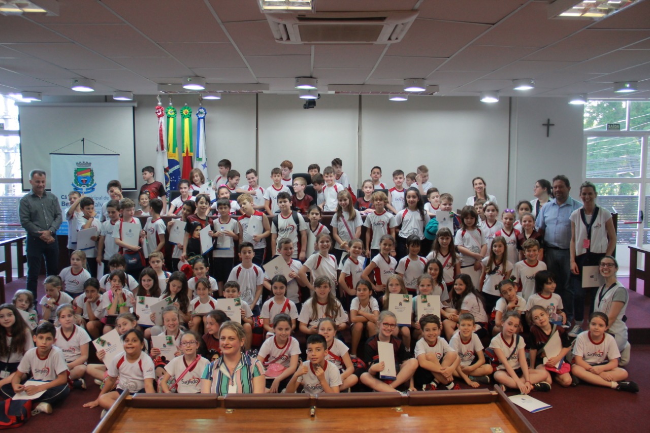 Alunos do Colégio Sagrado visitam a Câmara 