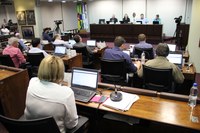 Aprovada manutenção de salários de prefeito, vice, secretários e vereadores