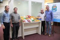 Câmara entrega 50 quilos de alimentos