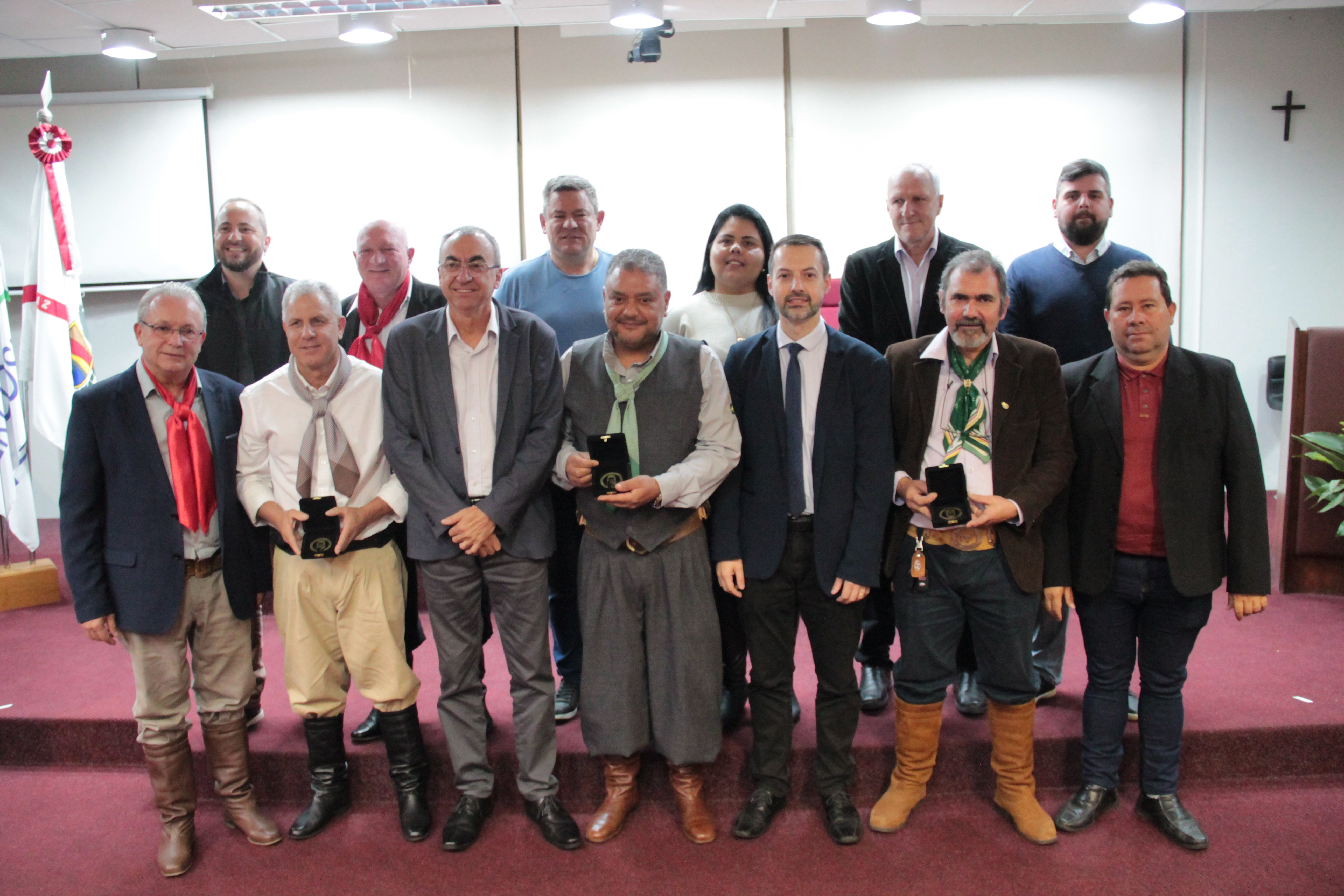 Câmara homenageia tradicionalistas com a Medalha Mérito Farroupilha