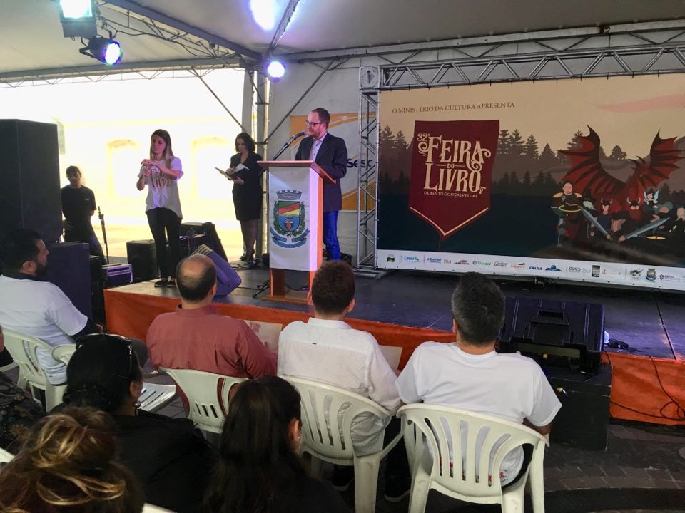 Câmara prestigia abertura da Feira do Livro