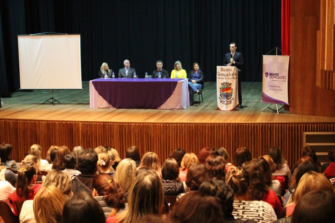 Câmara prestigia congresso sobre educação