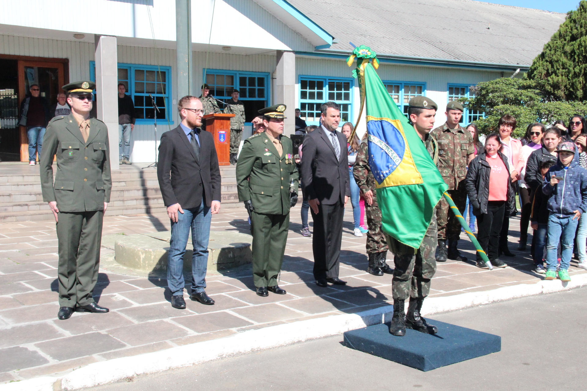 Câmara prestigia homenagem a militares