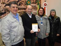 Colégio Marista Aparecida entrega livro para a Câmara