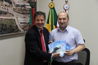 Coordenador de cursos promovidos pela CCJ visita a Câmara 