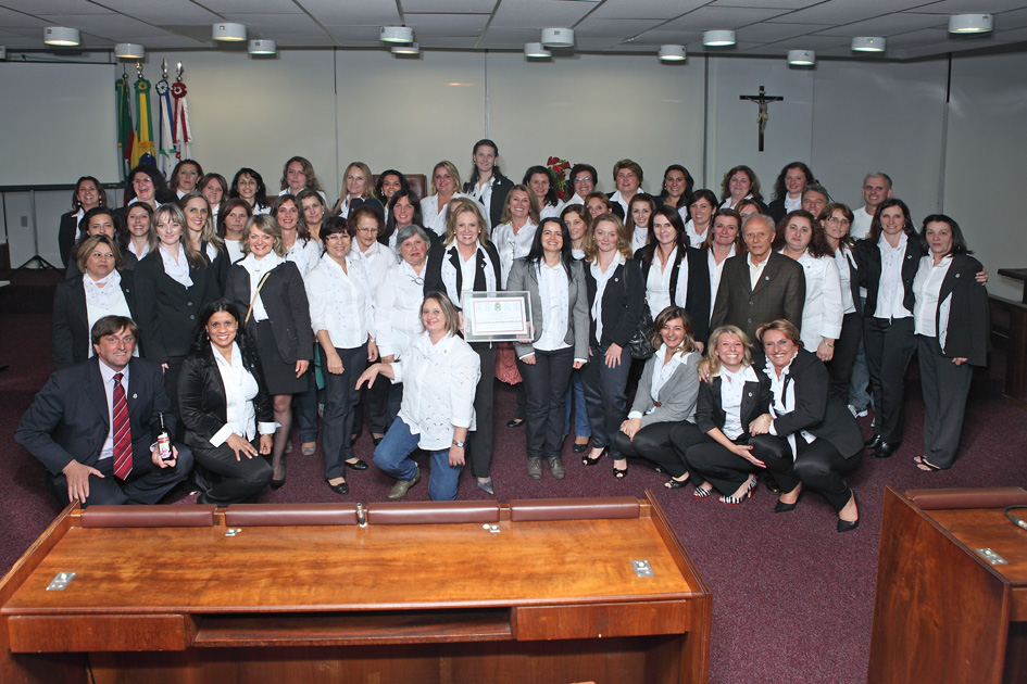 Escola Alfredo Aveline é homenageada