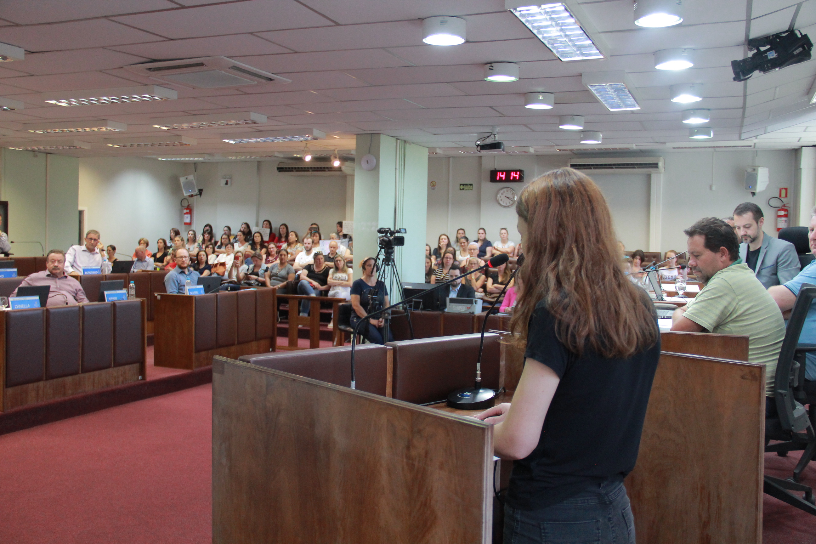 Professores do Estado se manifestam em sessão na Câmara