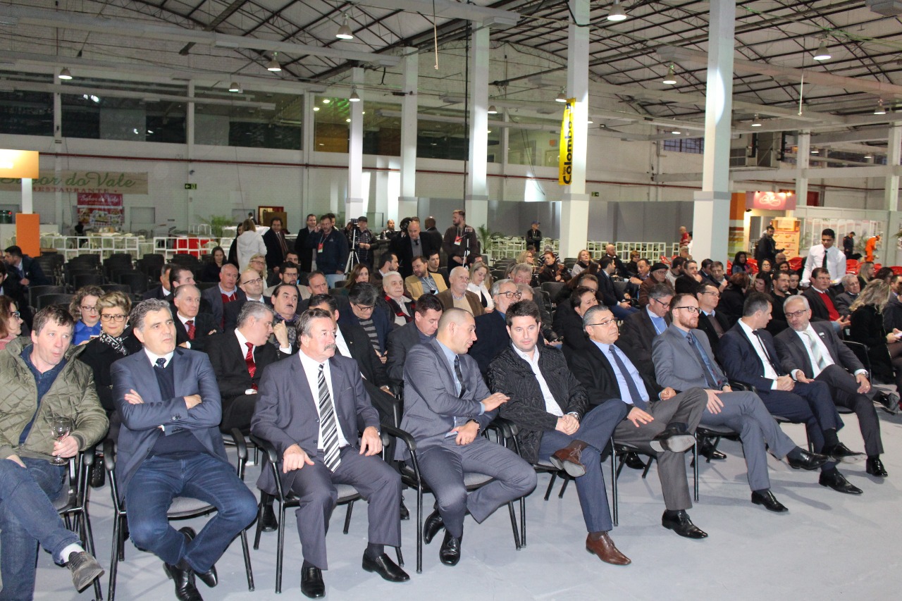 Vereadores participam de abertura da Expobento 2018